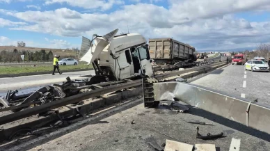 Eskişehir'de feci kaza! Ön kabin yerinden koptu, tır hurdaya döndü