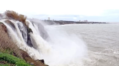 Düden şelalesi tersine çağladı, deniz kahverengiye döndü