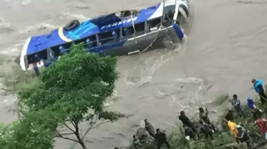 Nepal'de yolcu otobüsü nehre düştü