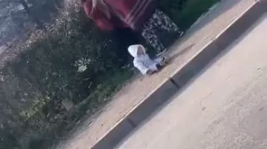 Bursa'da dilenci kadınlar arasındaki kavga kamerada! Kavga anında bebek yere düştü!