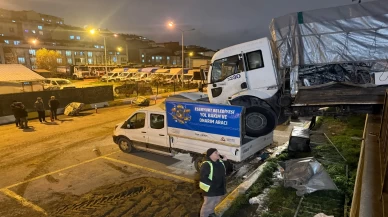 İstanbul'da ilginç kaza! Park halindeki kamyon “kendi kendine” ilerledi, başka aracın üzerine düştü