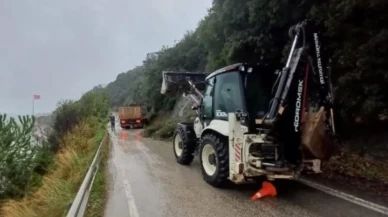 Mudanya’da heyelan geçit vermedi: Sahil yolu ulaşıma kapandı