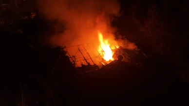 Karabük’te alevler geceyi aydınlattı! 3 katlı binada yaşlı adam mahsur kaldı