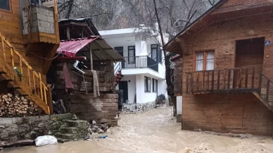 Kayseri’nin Yahyalı ilçesinde sabah sağanağı sele neden oldu: Yollar çöktü, evleri su bastı