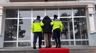 Başkasına ait kimlikle yakalandı