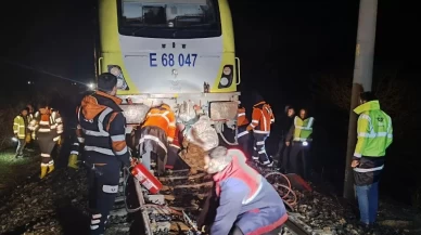 Yolcu treni raydan çıktı: Kaya parçası lokomotife çarptı