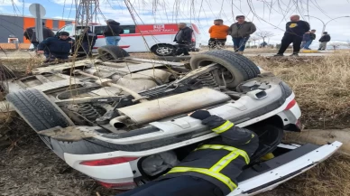 Erzincan’da kontrolden çıkan otomobil şarampole savruldu