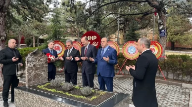MHP heyeti kuruluşunun 57. yıl dönümünde Başbuğ Alparslan Türkeş'in kabrini ziyaret etti