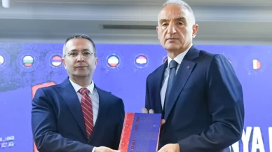 Kelimeler sınırları aştı: Bakan Ersoy 'Dünya Dillerinde Türkçe' sözlüğünü tanıttı!