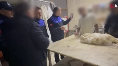 Sakarya’da tatlı imalathanesinde skandal: Hamuru ayağıyla çiğnedi, işletme mühürlendi