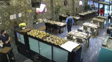 Saniyelerle kurtuldular: Kebapçıda tavan çökme anı güvenlik kamerasında