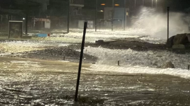 Altınoluk'ta fırtına hayatı felç etti! Dev dalgalar caddeleri bastı!