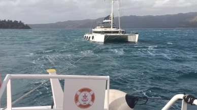Marmaris’te sürüklenen katamaran kurtarıldı: 2 kişi güvenli şekilde karaya çıkarıldı