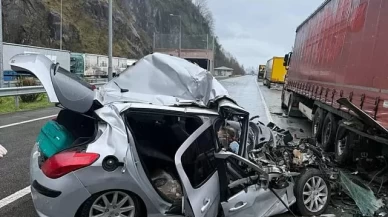 Artvin Hopa’da feci kaza: Park halindeki TIR’a çarpan otomobilde 2 ölü, 1 yaralı