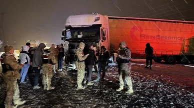 Erzurum'da katliam gibi kaza: SUV tırla çarpıştı, 4 ölü!