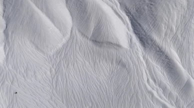 Hakkari'de dağların zirvesinde şaşırtan manzara! Karın üzerinde oluşan şekiller görenleri hayrete düşürdü