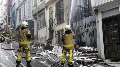 Beyoğlu’nda gecekondu alevlere teslim oldu!