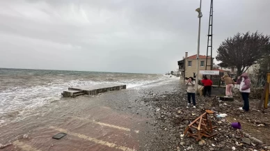 Ayvacık'ta lodos fırtınası sahil mahallelerini sular altında bıraktı