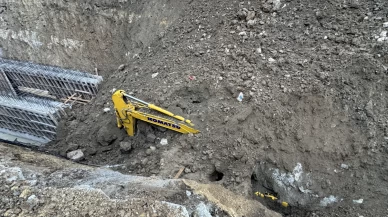 Trabzon’da inşaat alanında göçük: İş makinesi operatörü toprak altından sağ çıkarıldı
