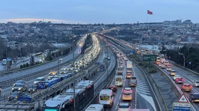 İstanbul trafiği kırmızıya boyandı: Okulların açılmasıyla yoğunluk yüzde 85'e dayandı
