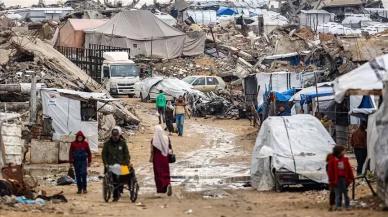 Gazze’de ramazan dramı: Aileler hasarlı okulda hayatta kalmaya çalışıyor