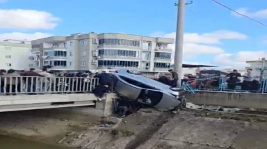 Köprüde faciadan dönüldü! Araç korkuluklarda asılı kaldı