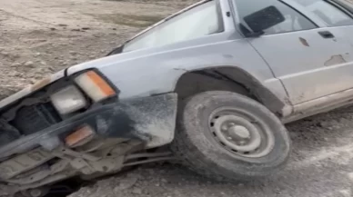 Konya'da yol çalışması faciaya yol açıyordu! Pikap çukura girdi