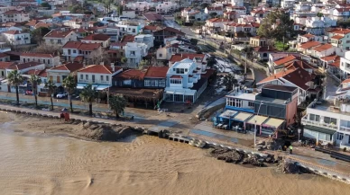 İzmir'i sağanak vurdu: Dereler taştı, deniz kahverengiye boyandı!