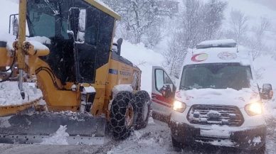 Tokat'ta köy yolları kapandı! Ekipler rahatsızlanan hasta için seferber oldular