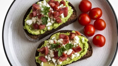 Tam buğday ekmekli avokado tost