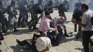 Mescid-i Aksa'da yasak! Katil İsrail Filistinlilere bayram namazı kılarken saldırdı