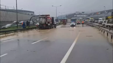 Çekmeköy’de dere yola taştı, trafik durdu