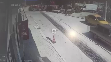 İzmir'de dehşet anları! Freni boşalan vinç, iki aracı sürükledi!