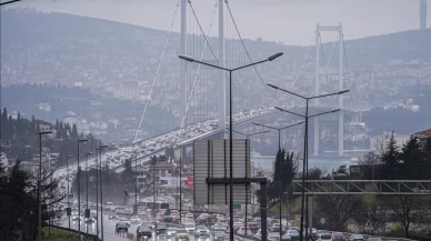 İstanbul’da dönüş çilesi yağmurla birleşti: Trafik yoğunluğu yüzde 60’ı gördü