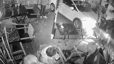 Kontrolden çıkan araç kafeye girdi, o anlar kameraya yansıdı