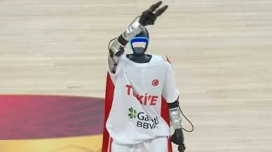 12 Dev Adam maçında robottan 'bozkurt' selamı