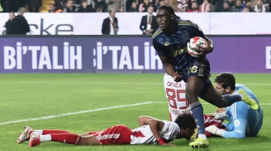 Fenerbahçe, üçüncü kez iki farktan dönerek puan aldı