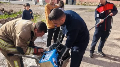 Kafası tenekeye sıkışan köpeğin yardımına koştular