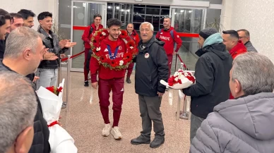 Furkan Akar Erzurum’da çiçeklerle karşılandı