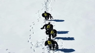 Mehmetçik engel tanımıyor: 28 santimetre buzun altında Türk bayrağı açtılar!