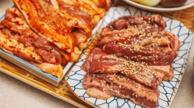 Defne yapraklı ve taze otlu hindi marinesi