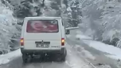 Bolu’da kar sürprizi: Gölcük yolu beyaza büründü, tatilciler yolda kaldı