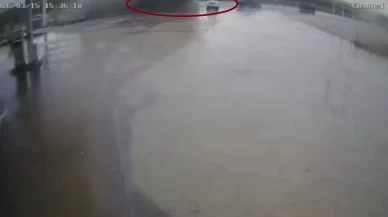 Diyarbakır'da feci kaza! Tır otomobilin üzerine devrildi, o anlar kamerada!