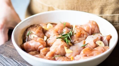 Yoğurtlu ve baharatlı hindi marinesi