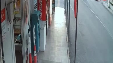 Kırmızı ışık ihlali yapan motosikletli, otomobille çarpıştı! Kaza anı kamerada