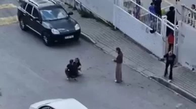 İzmir'de sokak ortasında çocukların gözleri önünde kadına şiddet! O anlar kameralarda