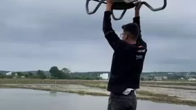 Şaka değil, gerçek! Çiftçi tarım dronuna tutunarak havalandı
