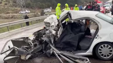 Isparta-Antalya yolunda iki otomobil çarpıştı