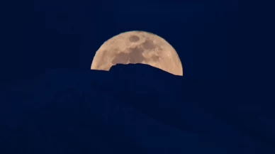 Edremit'te karlı dağın ardındaki dolunay göz kamaştırdı