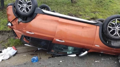 Kayganlaşan yolda 2 otomobil çarpıştı, çok sayıda yaralı var!